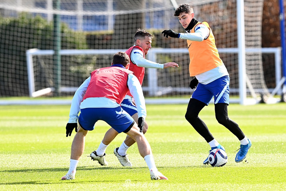 训练结束，球员们走向场边，他们的背影坚定而有力，预示着这支团结的切尔西已经做好了迎接一切挑战的准备。