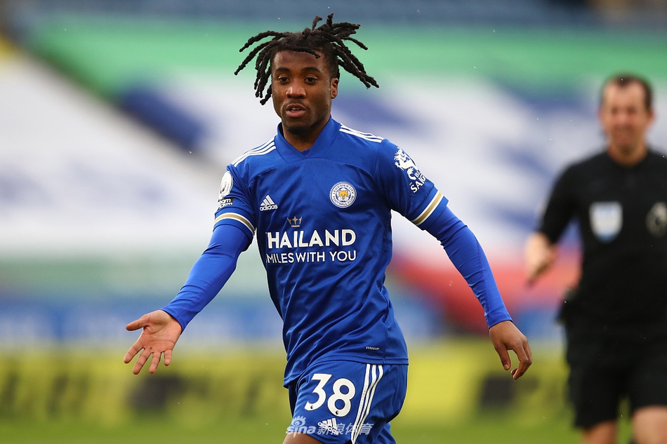 赛后，瓦尔迪模仿伊希纳乔单膝跪地掩面的动作，队友们在一旁开怀大笑，更衣室内洋溢着轻松喜悦的氛围