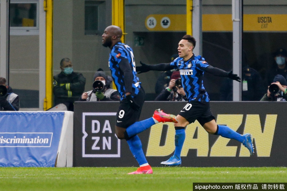 队友们纷纷涌向劳塔罗，将他紧紧围住，大家脸上洋溢着喜悦与激情，共同庆祝这粒帮助球队锁定胜局的宝贵进球