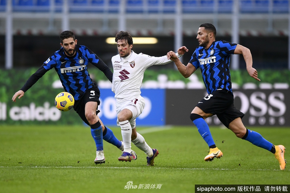 国际米兰更衣室内，丹布罗西奥的17号战袍静静地悬挂在那里。队友们虽然不能与他近距离接触，但心始终在一起。这件球衣象征着一位勤勉战士的暂时离场，也凝聚着全队为共同目标而战的决心。