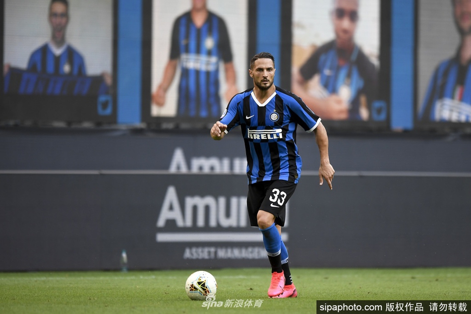 丹布罗西奥在确诊后居家隔离，他通过社交媒体向球迷报平安，眼神中透露出坚定与平静，仿佛在说这次与病毒的较量，他同样不会轻易言败。