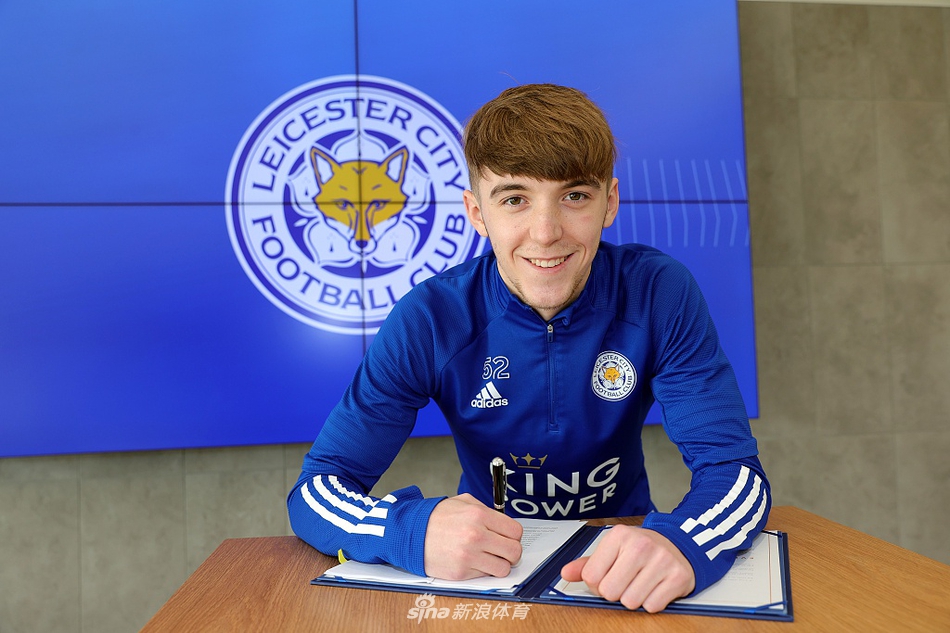 比赛中，弗林全神贯注地紧盯对手，他的身影在球场上显得敏捷而果敢，充满了战斗的渴望。