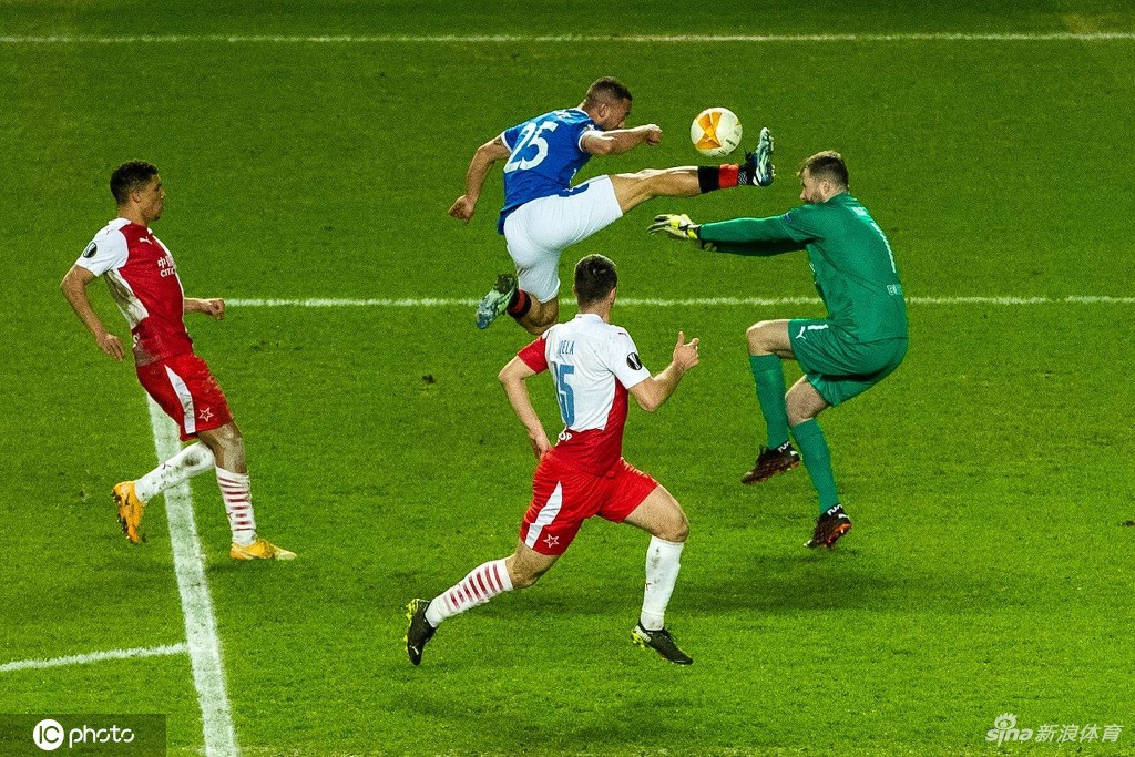 布拉格斯拉维亚球员庆祝进球，而背景中是神情落寞的格拉斯哥流浪者队员，比分牌显示0-2