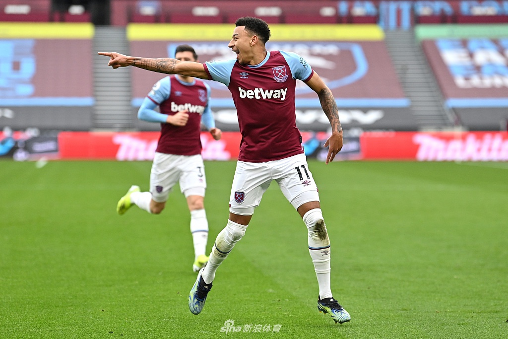 拉卡泽特进球后与队友佩佩拥抱庆祝，佩佩手指看台，拉卡泽特握拳怒吼，身后是沮丧的西汉姆联门将