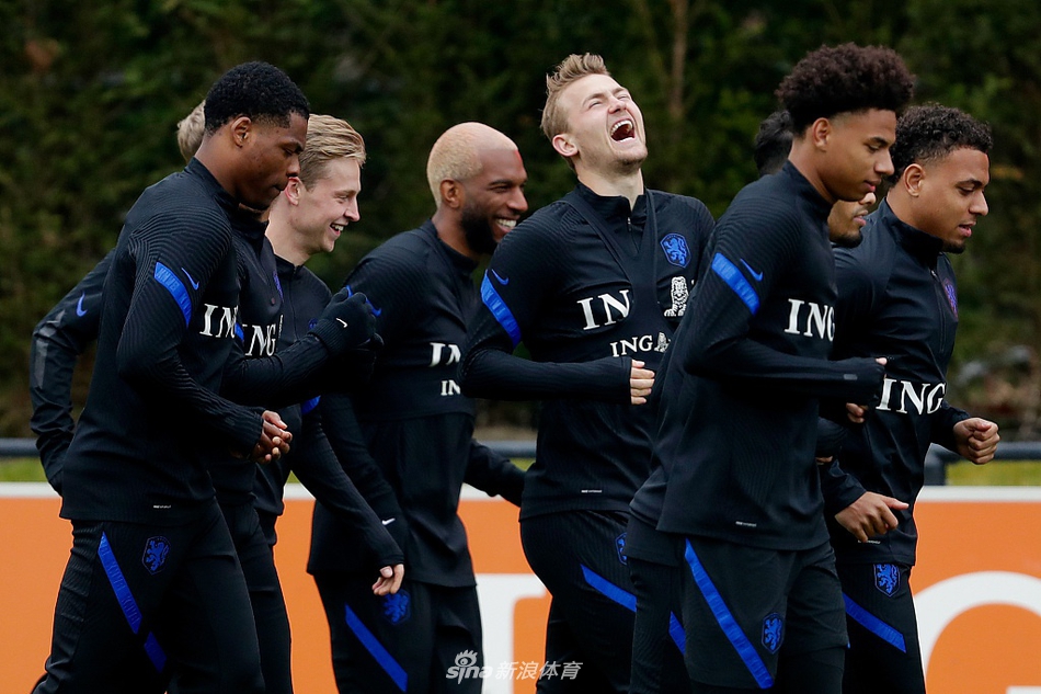 经验丰富的布林德在训练中起脚传球，他坚毅的眼神和舒展的动作，彰显着后防中坚的沉稳与领袖气质