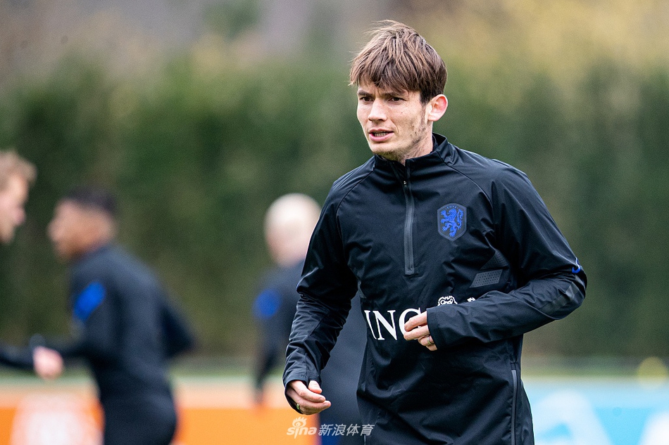 训练尾声，全体球员聚拢在一起，大家肩并肩围成一个圈，这是团结的象征，也是战斗号角吹响前的集体宣誓