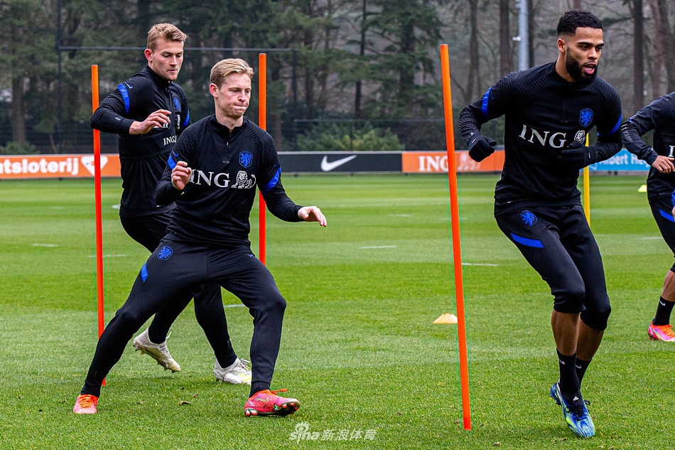 维纳尔杜姆在中场训练中展现出卓越的球感，他轻盈地盘带，身旁的队友则全神贯注地观察并准备策应