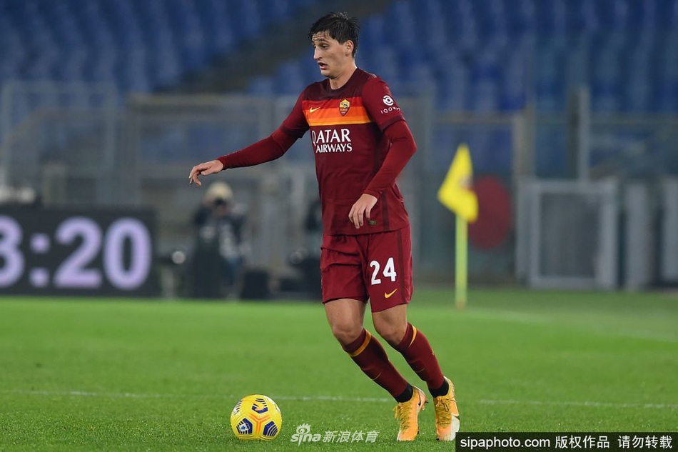 库姆布拉在训练场上神情专注，一次意外受伤却让他刚刚起步的罗马生涯遭遇重大考验。