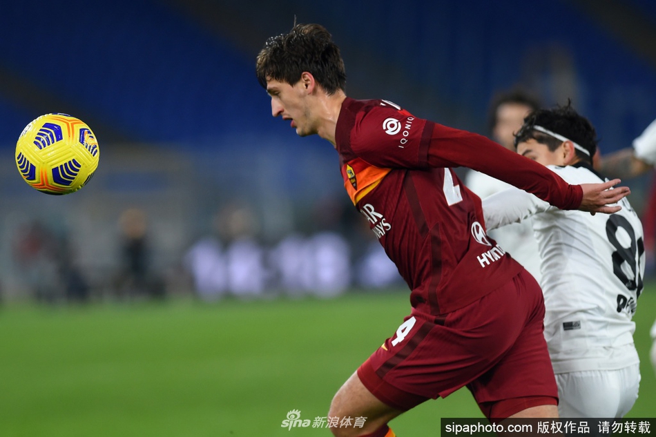 库姆布拉低头走出球场，落寞的背影宣告了罗马后防线在赛季冲刺阶段将面临严峻的人员危机。