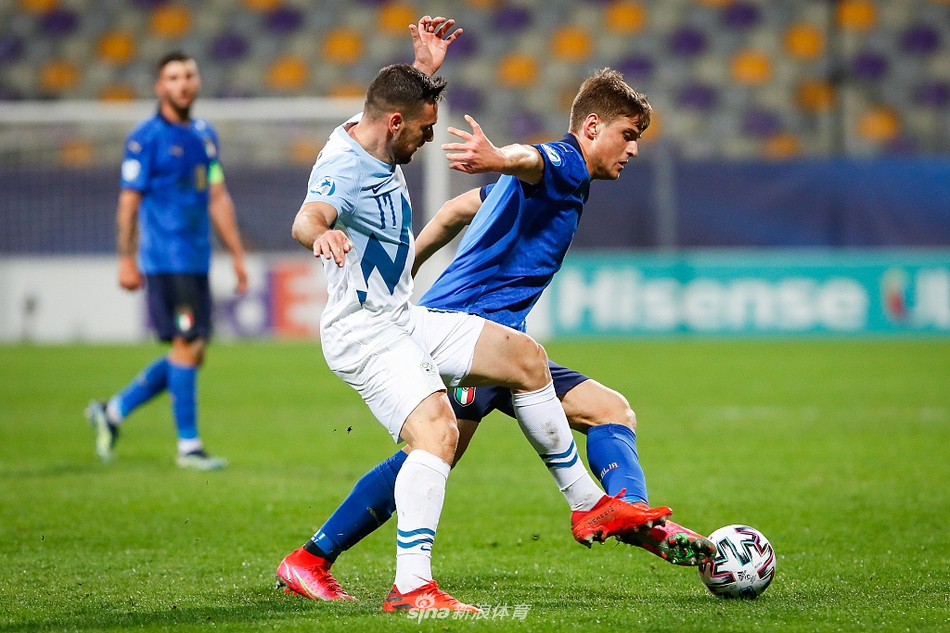 射手拉斯帕多里拔脚怒射瞬间，皮球如出膛炮弹般飞向球门，门将望球兴叹