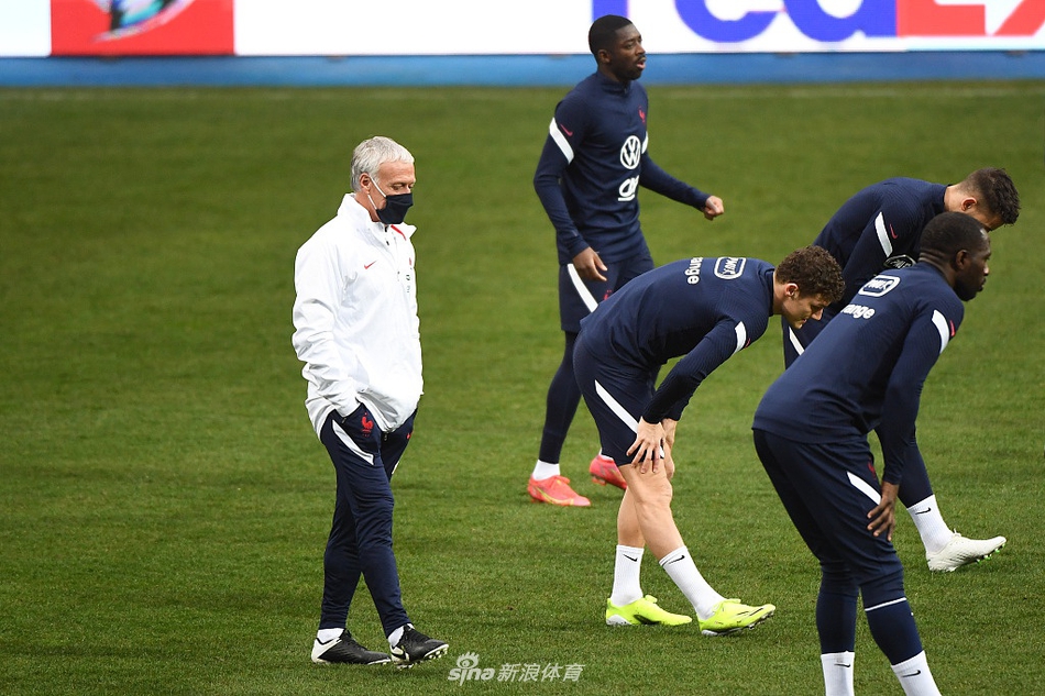 主教练德尚在场边亲自督训，他的手势告诉球员们，在客场必须保持专注，胜利是唯一的目标。