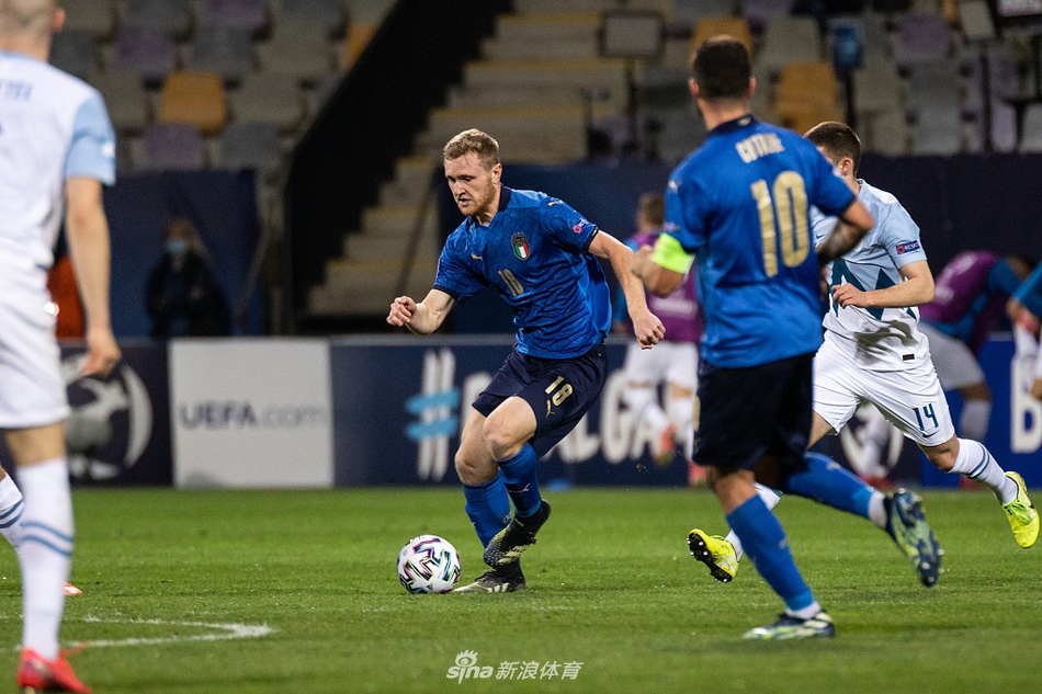 终场哨响后，意大利球员们走向场边向远道而来的球迷致谢，蓝色的球衣与看台融为一体