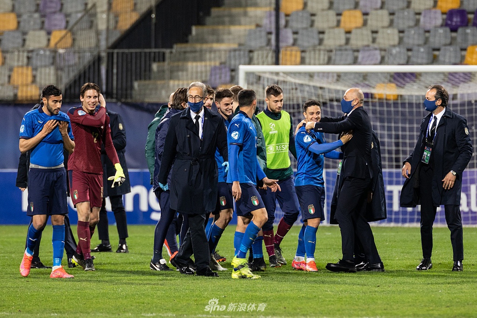 帕特里克·库特罗内主罚点球一蹴而就，他握拳怒吼，霸气庆祝自己的进球