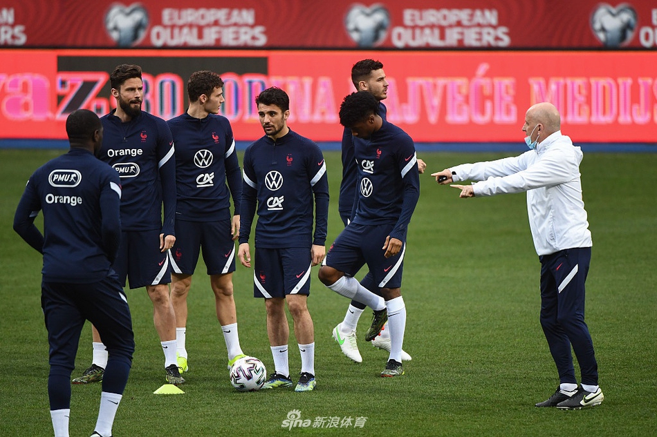 博格巴在训练中闲庭信步，他宽阔的视野和精准的长传将是法国队撕开波黑防线的利器。