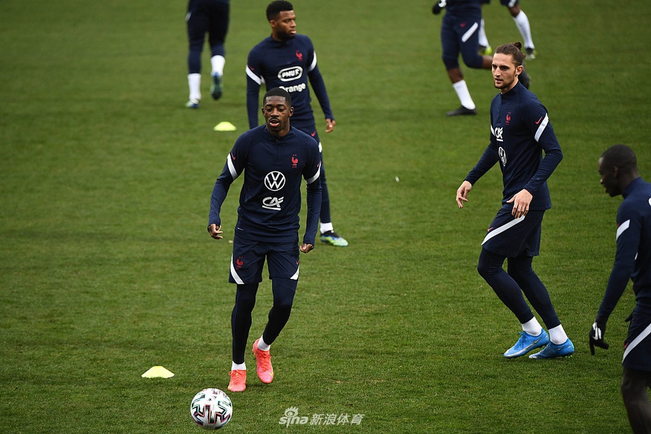 登贝莱在训练中笑容灿烂，他在上一场对阵哈萨克斯坦的比赛中收获进球，此役极有可能继续首发。