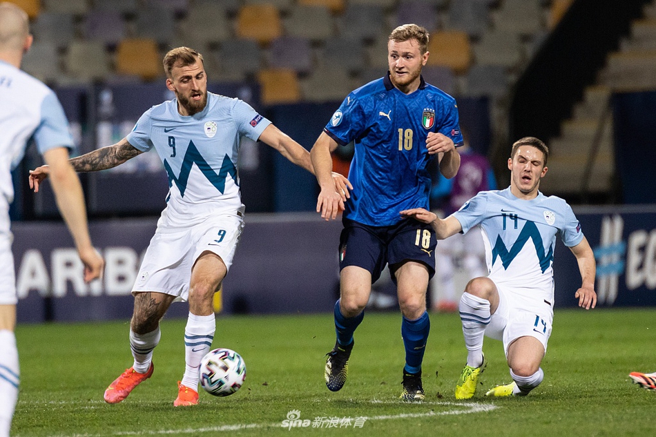 意大利球员完成一次精彩的团队配合，多名球员之间眼神交流，默契十足