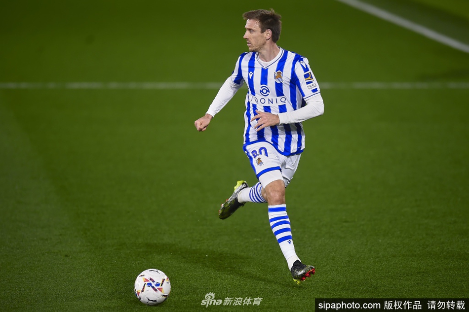 比赛中，蒙雷亚尔身披皇家社会白色战袍，在绿茵场上高速冲刺回防，他紧咬牙关，面部肌肉因发力而绷紧，展现出与年龄不符的拼搏精神。