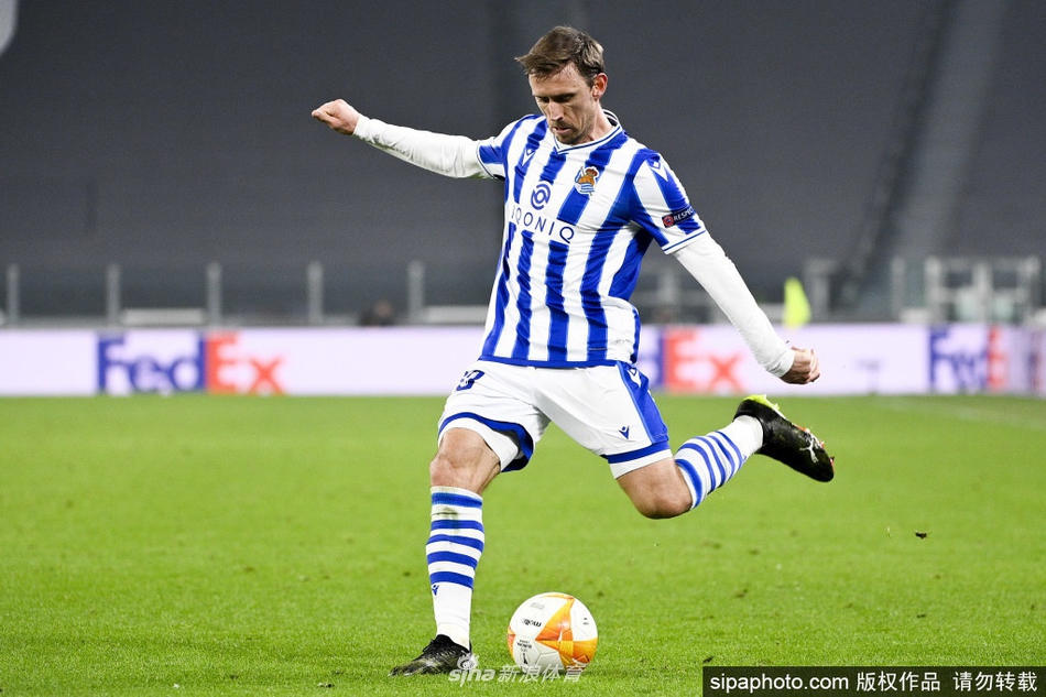 进球后的蒙雷亚尔张开双臂在草坪上忘情滑跪，他扬起头发出怒吼，身后的看台上皇家社会球迷挥舞旗帜，这一刻他仿佛回到了二十多岁的小伙子。