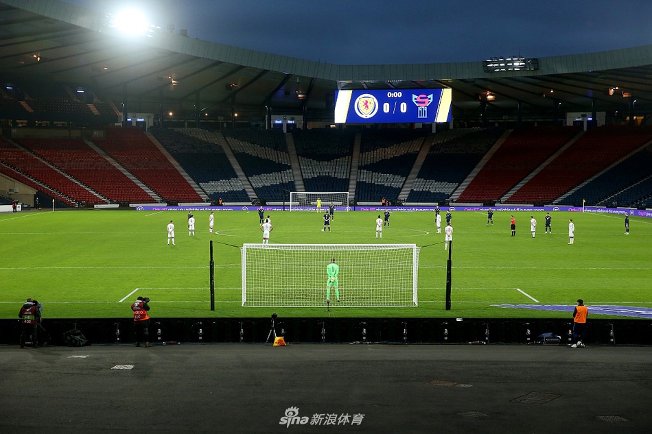 蒂尔尼与队友在场上进行交流，本场比赛他送出三次助攻，是球队大胜的首功之臣。