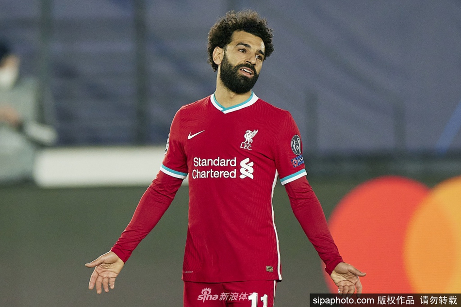 埃及法老在进球后双手指天，仿佛在与天上的星辰对话，安菲尔德的远征军在他身后看台上挥舞着围巾，此刻他不仅仅是球队的射手，更是所有利物浦球迷心中的信仰。