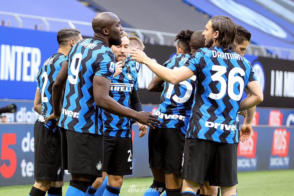 国米众将庆祝进球，团队激情洋溢。进球后的卢卡库被兴奋的队友们团团围住，阿什拉夫、巴雷拉等人脸上洋溢着灿烂的笑容，这不仅是进球的喜悦，更是对胜利和冠军无比渴望的团队凝聚力的展现。