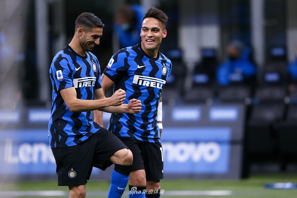 孔蒂场边激情指挥，冠军教头风范尽显。国米主教练安东尼奥-孔蒂在场边全情投入，用他标志性的夸张手势和肢体语言指挥着比赛。他的激情感染着场上的每一位球员，也点燃了看台上所有球迷的热情。