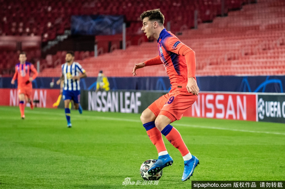 芒特在比赛中带球突破，眼神坚定，灵动的身姿仿佛要冲破一切防线