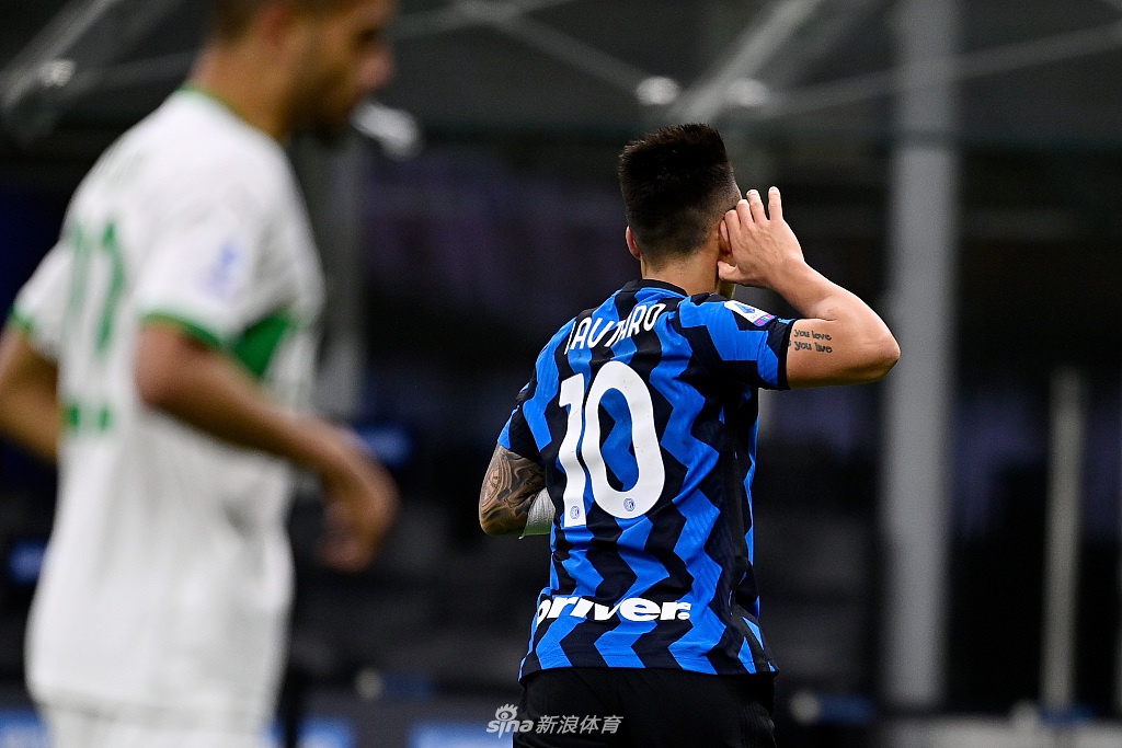 劳塔罗冷静推射，扩大比分优势。接到卢卡库的精妙助攻后，劳塔罗-马丁内斯在禁区内没有丝毫犹豫，面对出击的门将，他冷静地用一脚推射将球送入网窝，为球队锁定了胜局，进球后的他怒吼庆祝，霸气十足。