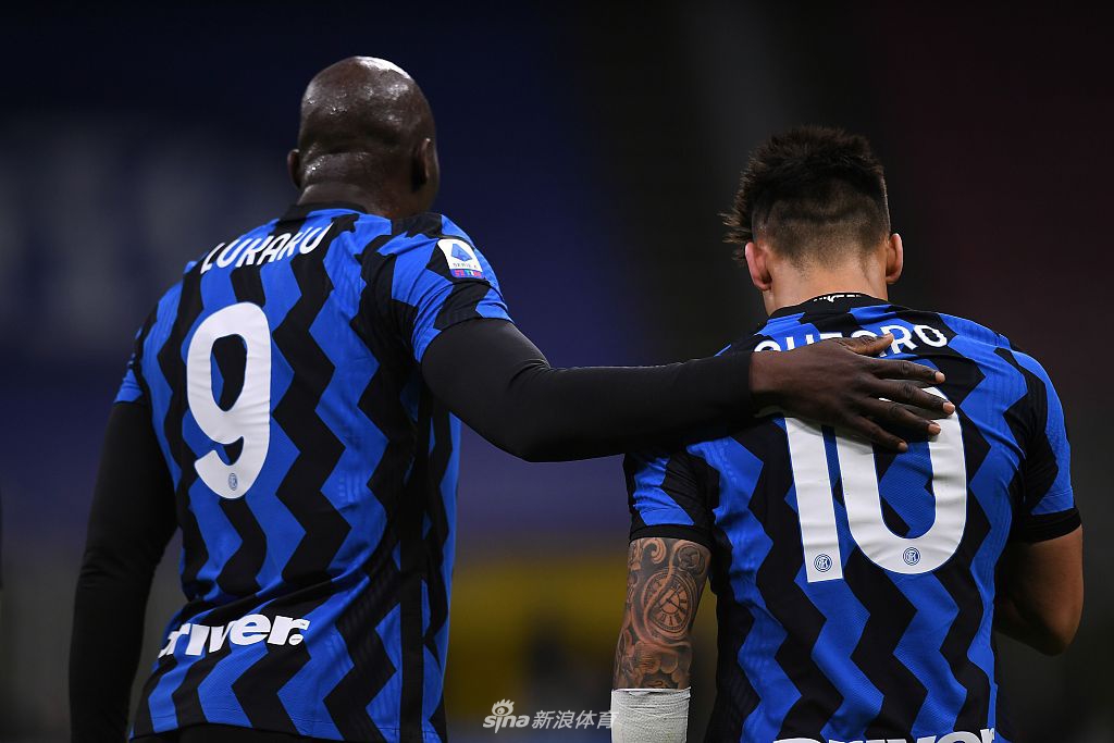 特劳雷世界波破门，为萨索洛扳回一城。萨索洛球员特劳雷在禁区左侧用一脚难度极高的凌空抽射，轰出了一道世界波，皮球直挂死角。这粒精彩的进球虽然未能改变比赛结果，却也为球队挽回了些许颜面。