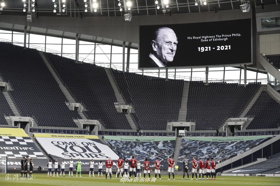 悼念仪式结束后，双方球员即将散开准备开球，但空气中依然弥漫着庄重的氛围，这是足球与家国情怀交织的动人瞬间