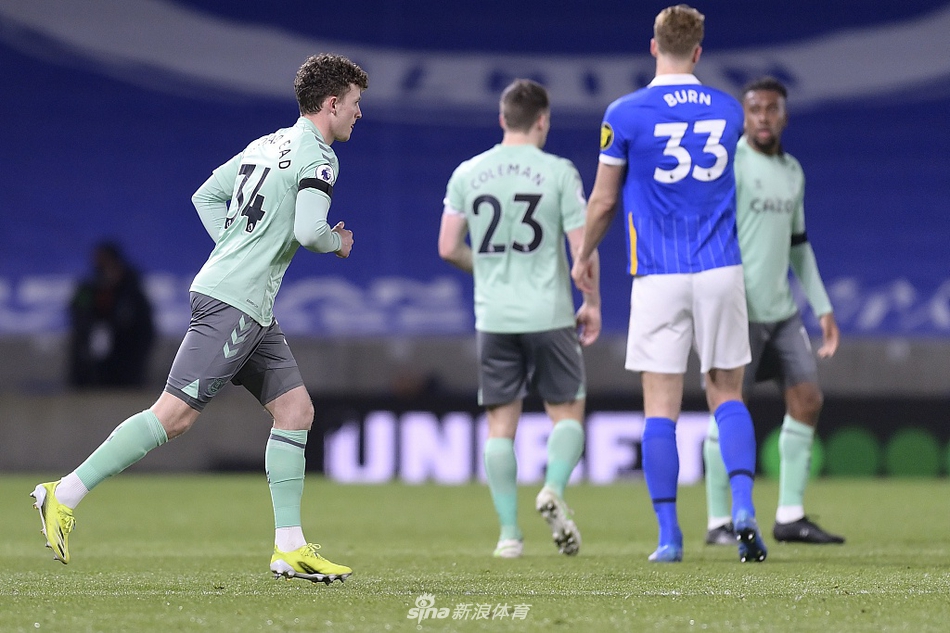 邓克在争顶头球时高高跃起，犹如海鸥振翅，力压埃弗顿防守球员