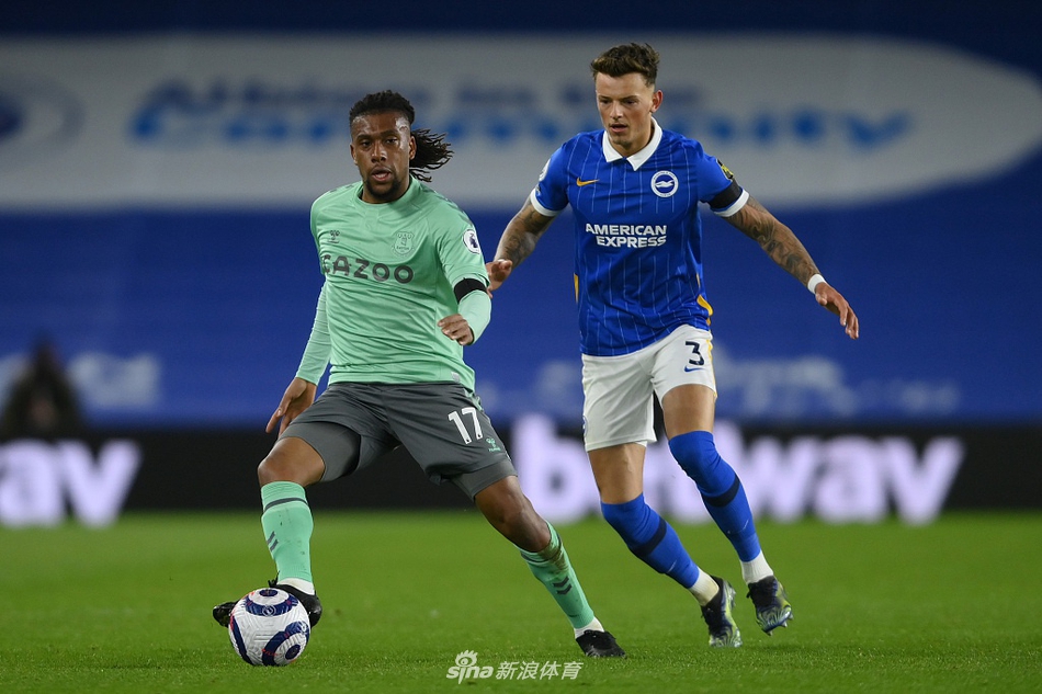 拉拉纳带球转身突破，尽显英超冠军级中场风采，瞬间撕裂埃弗顿防线