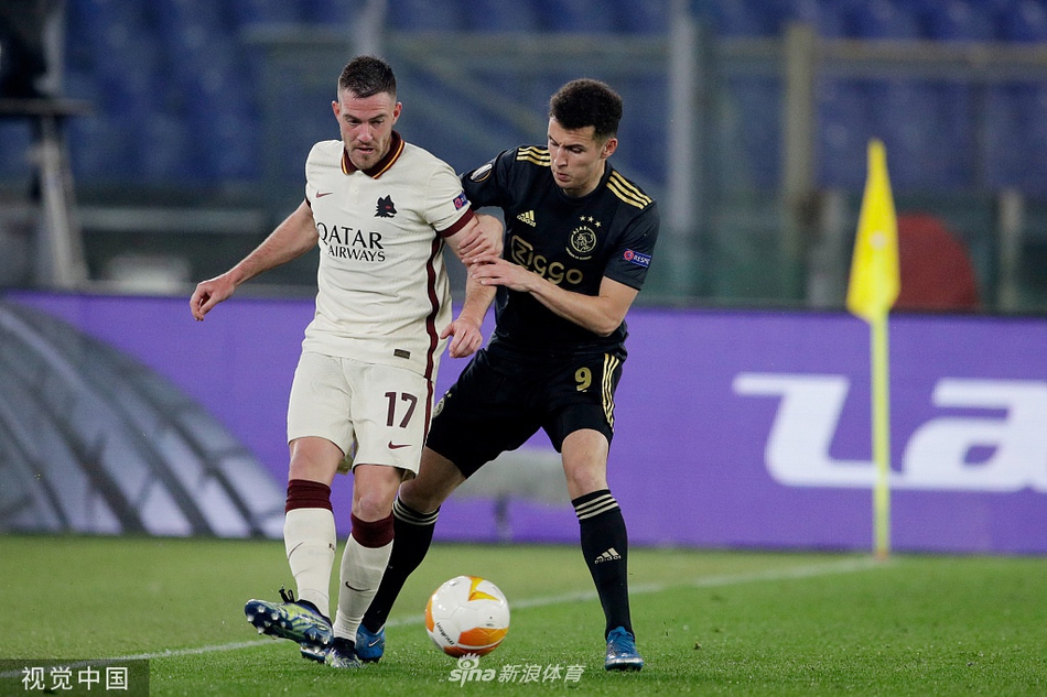 哲科在禁区内伺机而动，他的眼神中燃烧着不服输的斗志，这位波黑锋霸时刻等待着给年轻的阿贾克斯后防线致命一击