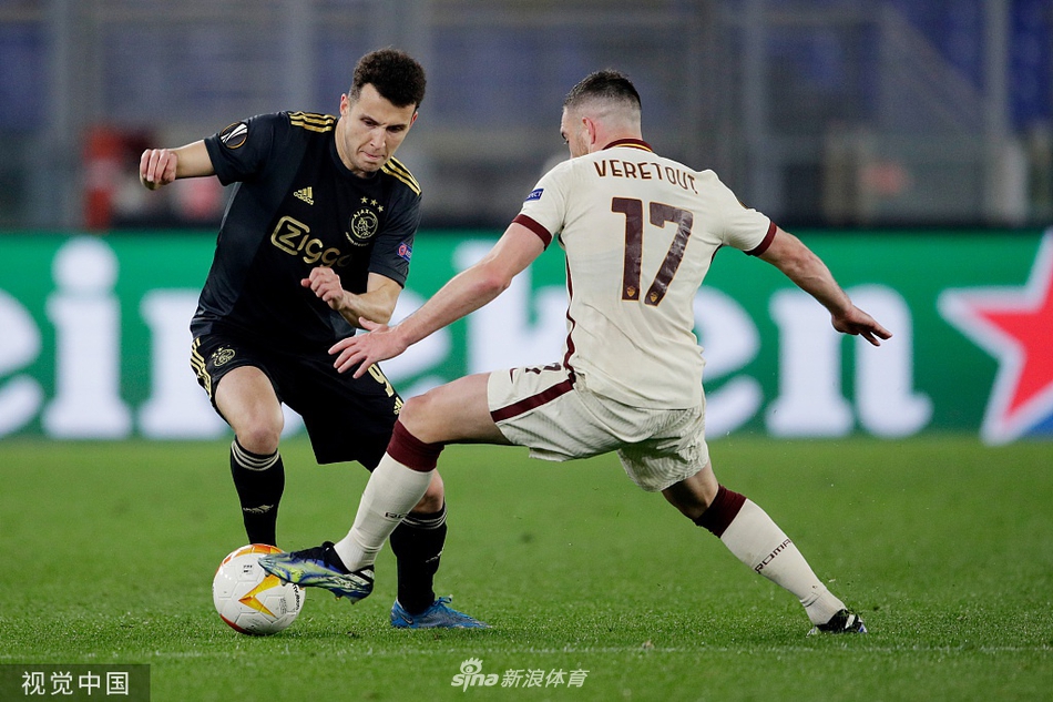 进球后的哲科被队友卡拉菲奥里和其他罗马球员团团围住，他们激情庆祝这粒金子般的进球，整个奥林匹克球场陷入沸腾的红色海洋