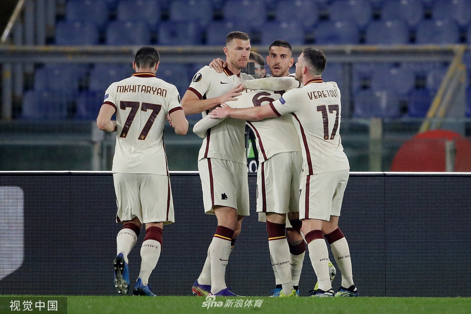 罗马门将保-洛佩斯全神贯注，目光如炬地注视着前方，他身前的防线正经历着阿贾克斯青年军一波又一波的猛烈冲击