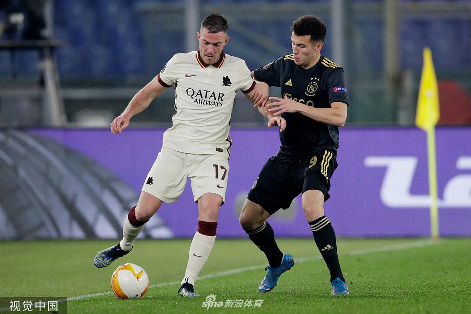 罗马全队赛后手拉手走向场边，向看台上始终不离不弃的球迷们致谢，这一刻，球员与球迷的心紧紧相连，共同分享晋级的荣耀