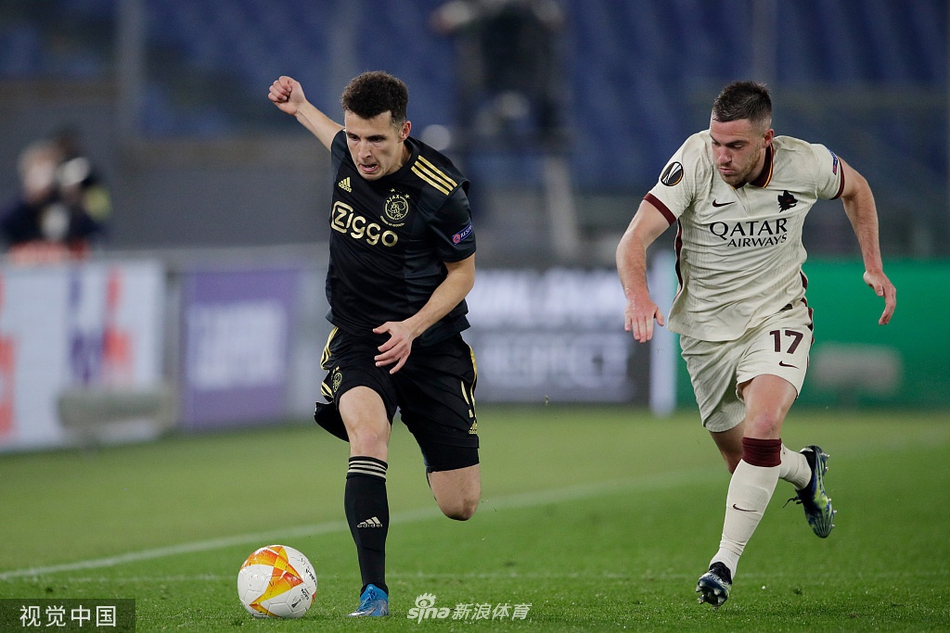 比赛结束的瞬间，罗马球员们如释重负，他们相互搀扶或仰天长啸，庆祝这场来之不易的晋级，汗水与喜悦交织成最美的画面