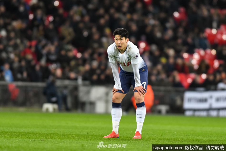 队友们将完成绝杀的孙兴慜紧紧围住，大家相拥庆祝这来之不易的胜利，他脸上的笑容如同夺冠般灿烂。