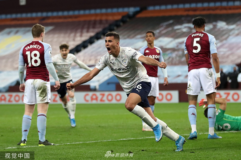 菲尔·福登在禁区中路包抄到位，面部表情专注而冷静，他的右脚推射动作舒展，足球如离弦之箭般直奔球门死角，瞬间洞穿了维拉的球门。