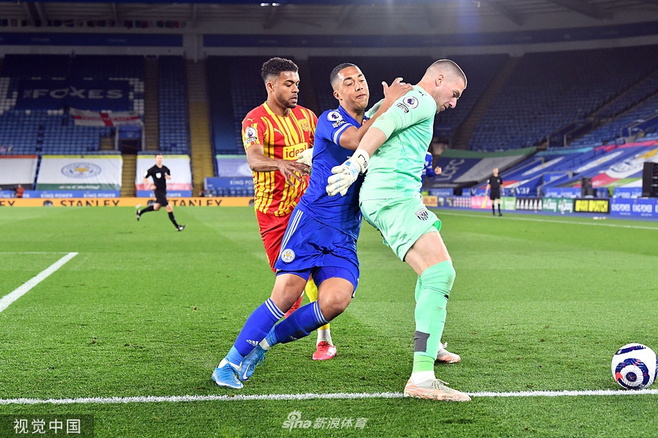 麦迪逊在拼抢中高高跃起，他的身体舒展得像一只飞翔的狐狸，与对方球员弗朗的激烈对抗，定格了这场比赛中场控制权的争夺战。