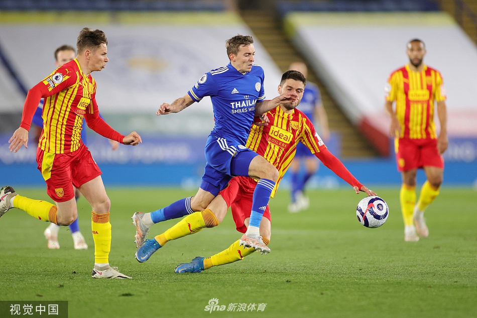 瓦尔迪在进球后肆意滑跪，他的怒吼与王权球场漫天飞舞的蓝色围巾交织在一起，仿佛要将整个球场的激情彻底点燃。