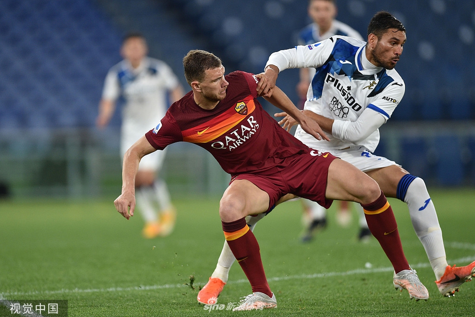 罗马后卫伊巴涅斯与亚特兰大中锋萨帕塔在争顶头球，两人如同高空中的雄鹰，为争夺制空权而奋力跃起，肌肉的碰撞和意志的较量在此刻展现得淋漓尽致。