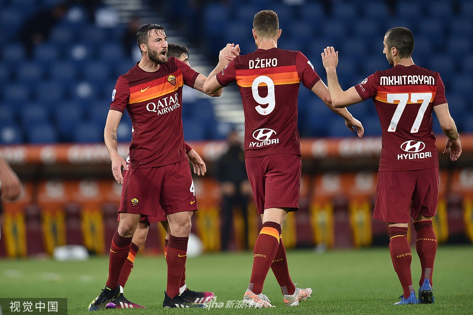 罗马球员克里斯坦特挥拳怒吼，庆祝自己轰出的世界波破门，他身旁的佩莱格里尼同样激动地指向他，共同分享这来之不易的扳平时刻。