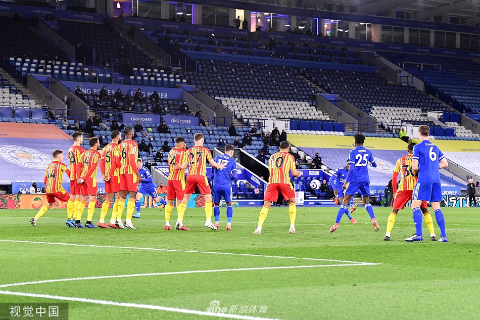 伊希纳乔挥舞着手臂指挥队友跑位，他的眼神锐利而专注，脸上写满了自信，彼时的他正处于职业生涯最高效的进球蜜月期。