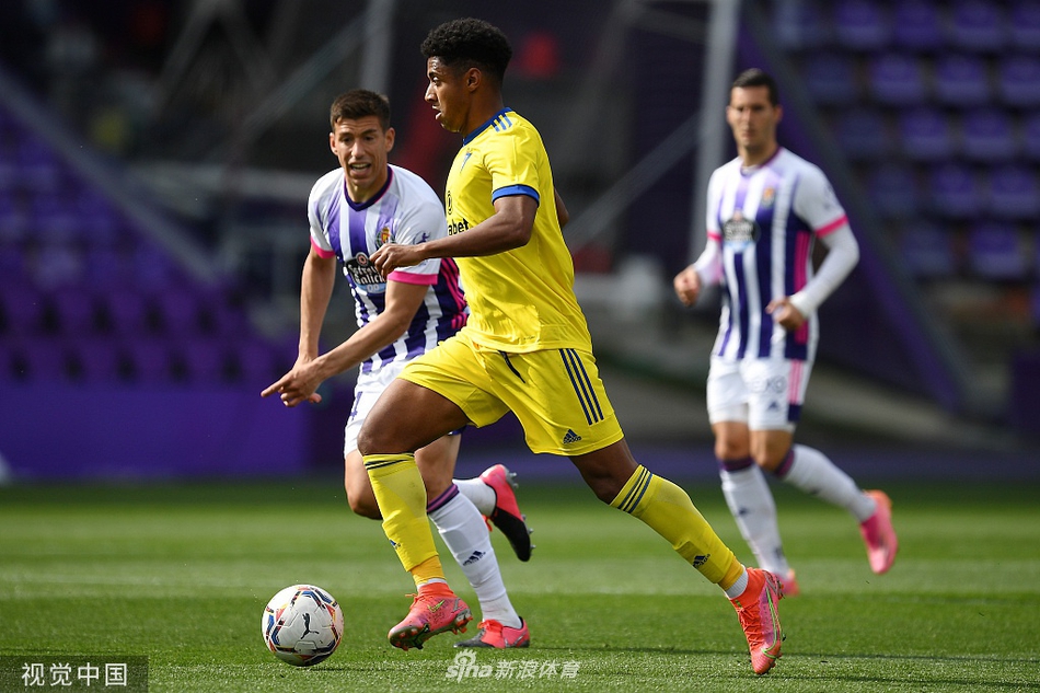 终场哨响瞬间，双方球员神情各异，巴拉多利德球员瘫倒在地难掩失落，而完成绝平救赎的加的斯球员卡拉则被队友紧紧拥抱，庆祝这来之不易的一分