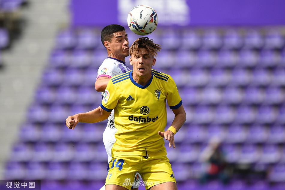 巴拉多利德主帅在场边焦急地挥手指挥，他夸张的肢体动作与紧锁的眉头成为教练指挥区最醒目的背景板，身后的替补球员们同样神情凝重