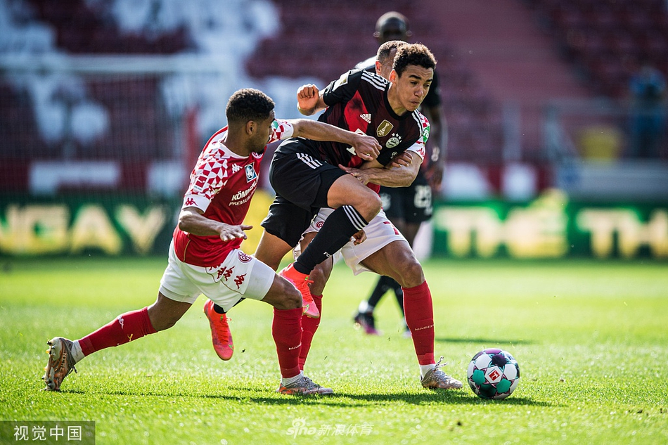 拜仁球员在扳回一球后，快速从球网中捡起皮球跑向中圈，队长诺伊尔大声呼喊鼓励队友，时间所剩无几，他们渴望奇迹