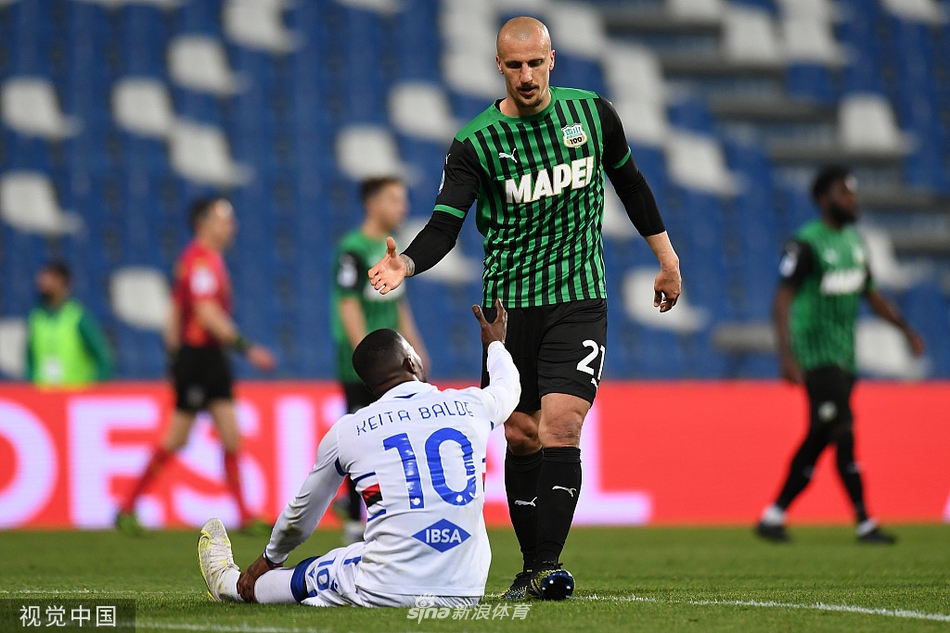 进球的瞬间，贝拉尔迪被队友们紧紧簇拥，绿茵场上最纯粹的喜悦如同烟花般绽放开来。