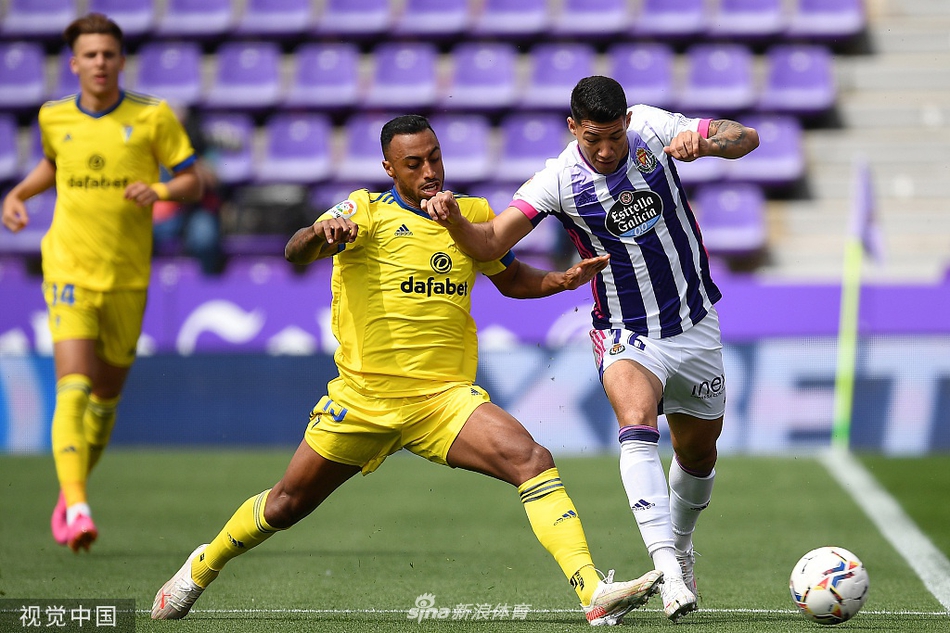 两队球员在禁区内如雕塑群像般纠缠在一起，加的斯后卫卡拉高高跃起抢点头球，巴拉多利德防守球员的表情因发力而扭曲，足球成为所有人视线唯一的焦点