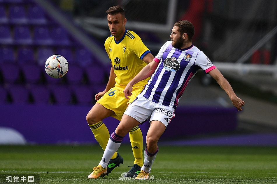 普拉诺在错失梅开二度的机会后，双手掩面跪倒在草坪上，膝盖与草皮的接触带起细微的草屑，远景是加的斯球迷看台的欢呼声